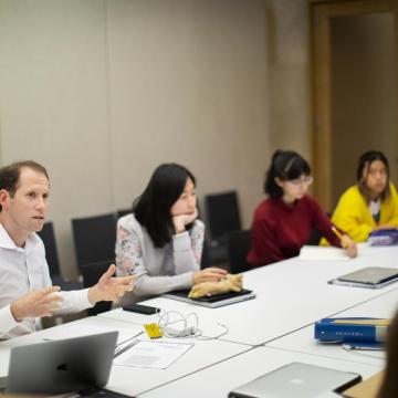 Aaron Levy, senior lecturer in the Departments of English and History of Art in the School of Arts and Sciences, engages with students during a regularly scheduled class time, in a room set aside from the Barnes Foundation gallery spaces.
